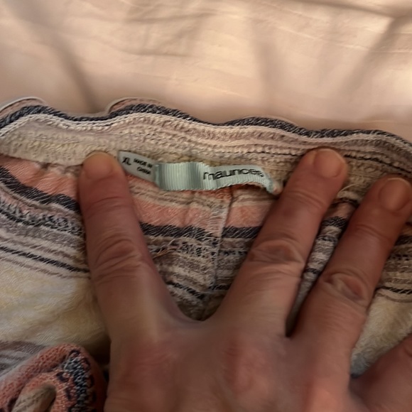 Maurice’s shorts used but still have great life pockets be could be sewn or left - Picture 4 of 4